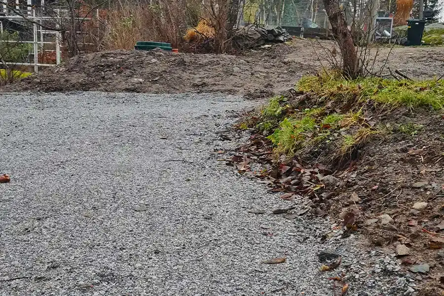 Marknivå hög  mellan plan och gräsmatta, efter markbolag