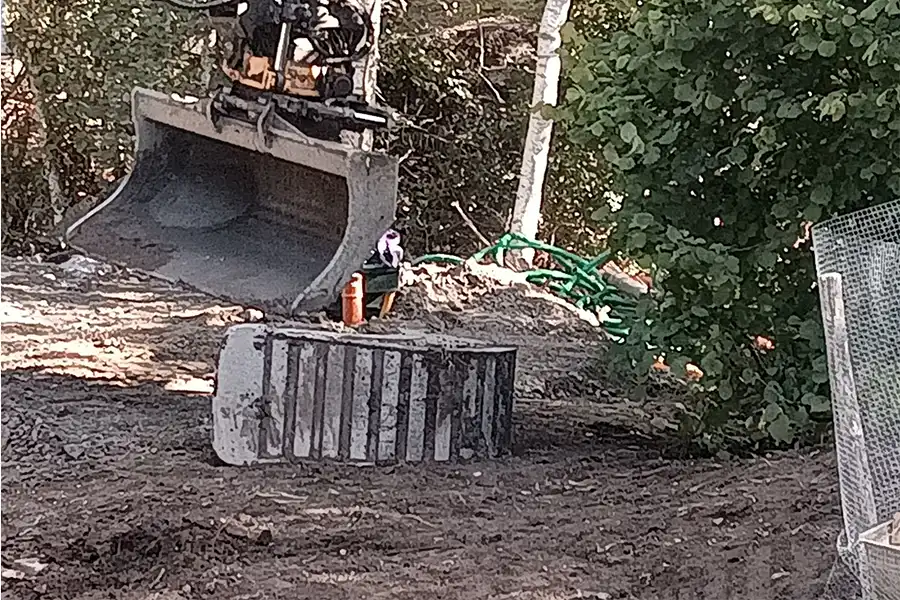 Grävskopa nerläggning av LPS pump i Nacka